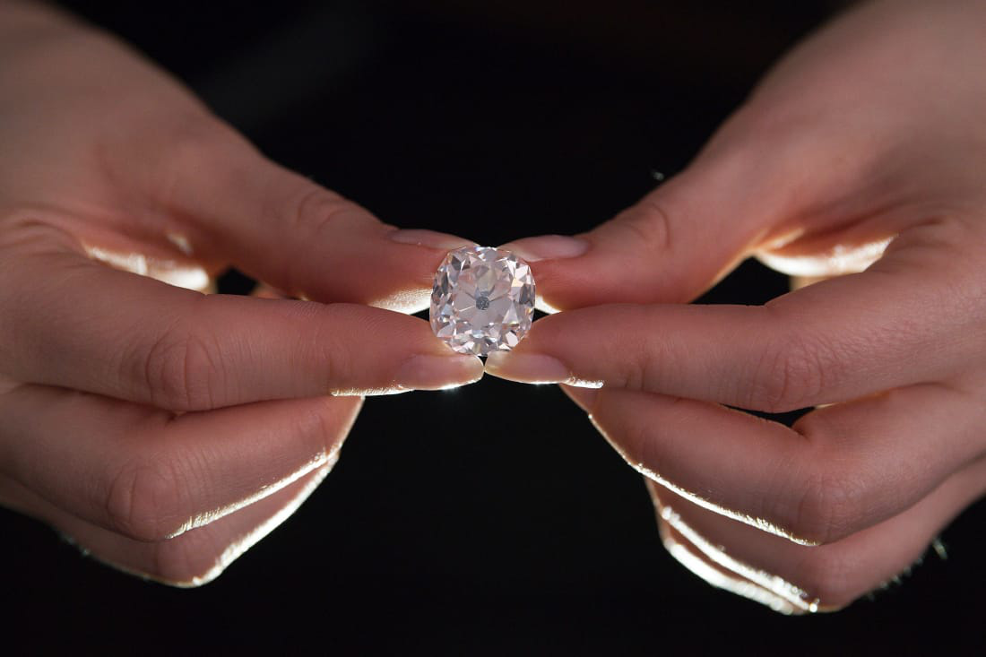 Người phụ nữ mua chiếc nhẫn hơn 200 nghìn đồng ở chợ trời nhưng hơn 30 năm sau mới phát hiện món đồ trị giá cả gia tài - Ảnh 1.