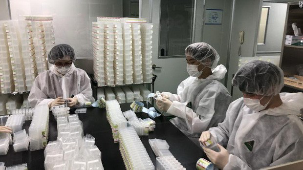 Hàn Quốc chế tạo hàng trăm ngàn kit thử virus corona trong 3 tuần thế nào? - Ảnh 2.