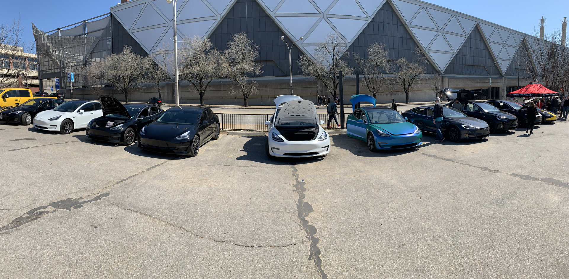 Triển lãm xe hiếm hoi tổ chức mùa Covid-19 nhưng cấm Tesla, fan cuồng tự làm gian trưng bày ngay ngoài sự kiện - Ảnh 1.