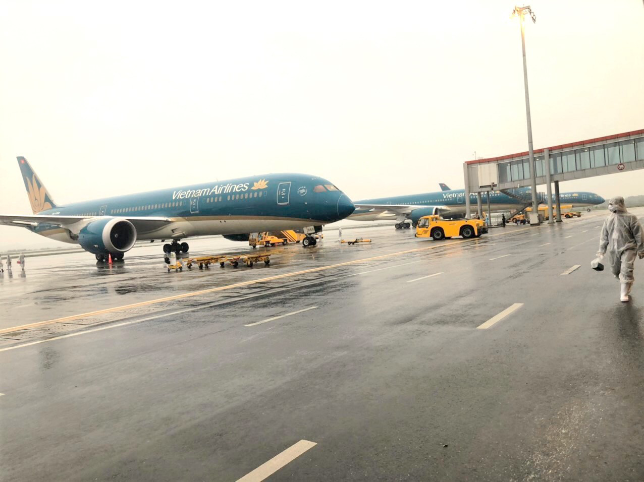 Bên trong các chuyến bay trở về từ tâm dịch Covid-19 tại châu Âu của Vietnam Airlines - Ảnh 2.