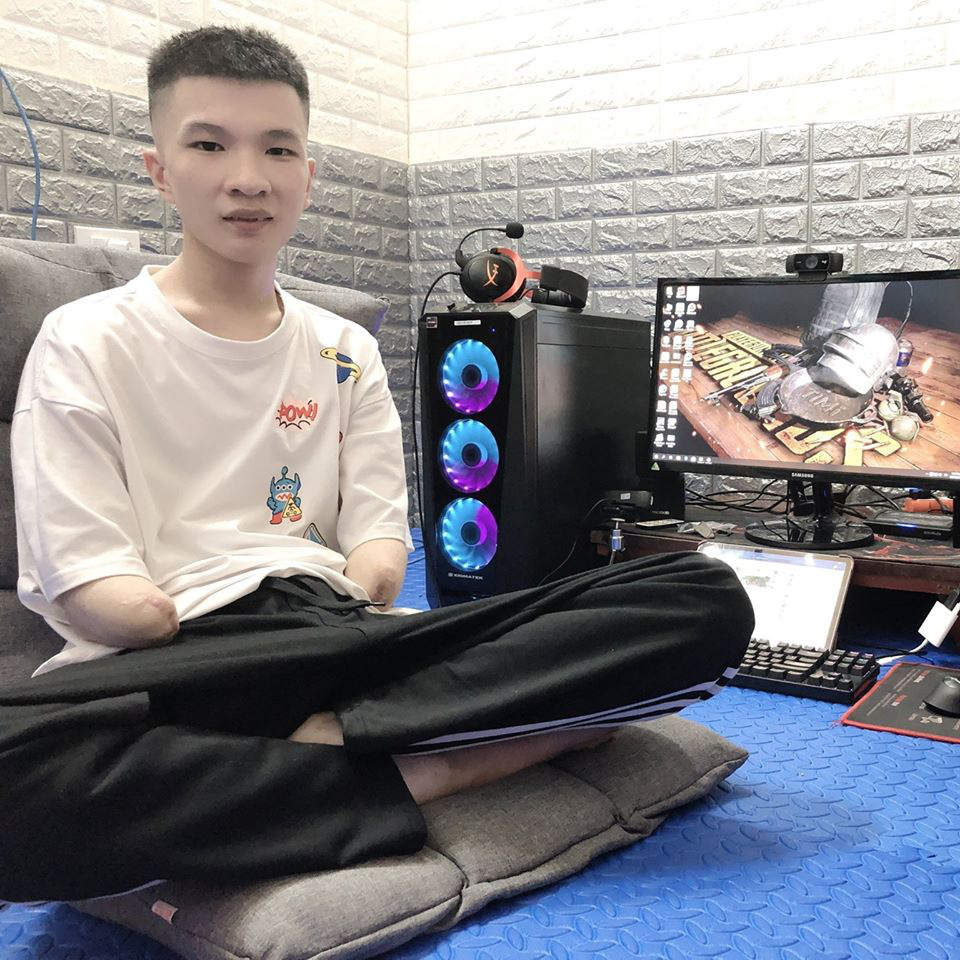 Nam streamer mất hai tay, leo rank bằng chân đạt hạng Chí Tôn PUBG Mobile được cả cộng đồng ngưỡng mộ - Ảnh 1.