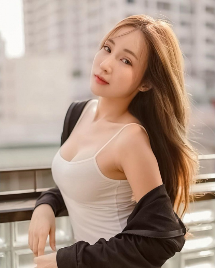 Nhan sắc của cô nàng hot girl xinh đẹp mang trong mình 4 dòng máu, được fan coi là thuốc bổ trong những thời điểm khó khăn - Ảnh 1.