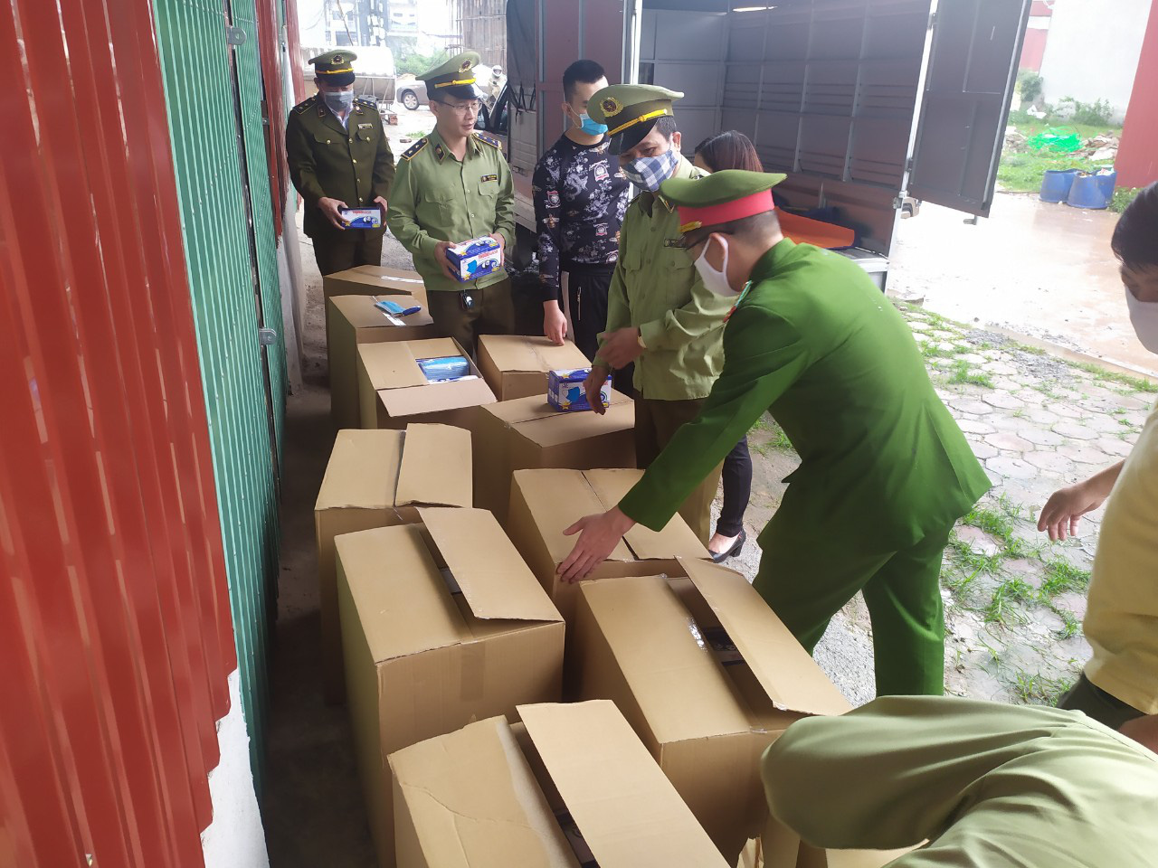 Bắt giữ vụ vận chuyển 27.500 khẩu trang không rõ nguồn gốc tại Bắc Giang - Ảnh 1.