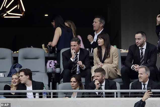 Đọ sắc trong 1 khung hình, vợ chồng David Beckham áp đảo cặp đôi con trai cả Brooklyn về cả thần thái và nhan sắc - Ảnh 2. Đọ sắc trong 1 khung hình, vợ chồng David Beckham áp đảo cặp đôi con trai cả Brooklyn về cả thần thái và nhan sắc - Ảnh 2.