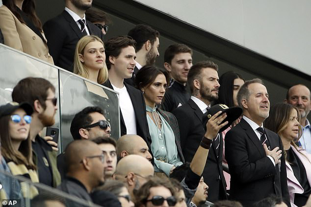 Đọ sắc trong 1 khung hình, vợ chồng David Beckham áp đảo cặp đôi con trai cả Brooklyn về cả thần thái và nhan sắc - Ảnh 1. Đọ sắc trong 1 khung hình, vợ chồng David Beckham áp đảo cặp đôi con trai cả Brooklyn về cả thần thái và nhan sắc - Ảnh 1.