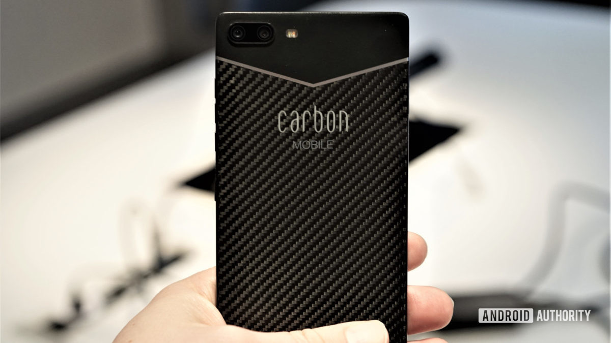 Đây là chiếc smartphone được làm bằng sợi carbon đầu tiên trên thế giới - Ảnh 1.
