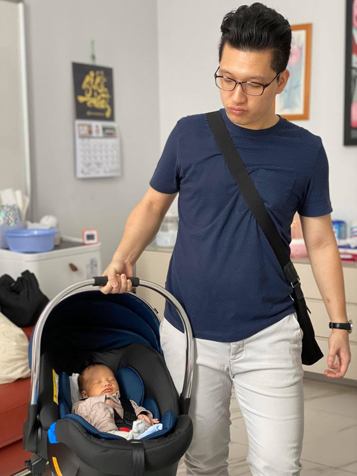 Vợ chồng em gái Trấn Thành thay nhau phản ánh thực tế khi trở thành bố mẹ bỉm sữa: Người tất tả “xách” con mới sinh, kẻ đầu bù tóc rối chẳng còn lồng lộn như xưa - Ảnh 2. Vợ chồng em gái Trấn Thành thay nhau phản ánh thực tế khi trở thành bố mẹ bỉm sữa: Người tất tả “xách” con mới sinh, kẻ đầu bù tóc rối chẳng còn lồng lộn như xưa - Ảnh 2.