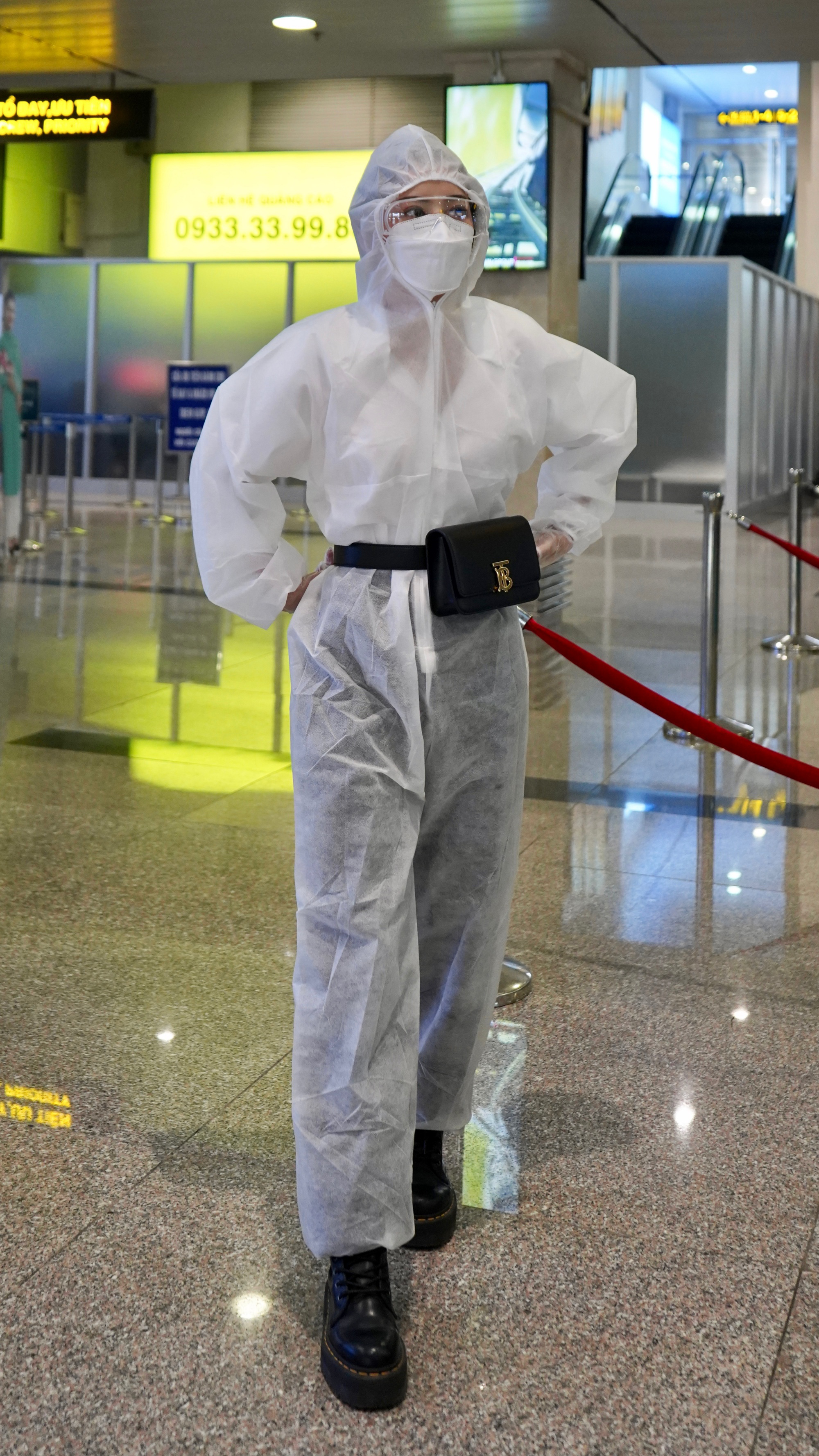 Chi Pu gây chú ý khi mặc đồ bảo hộ kín mít tại sân bay - Ảnh 3.