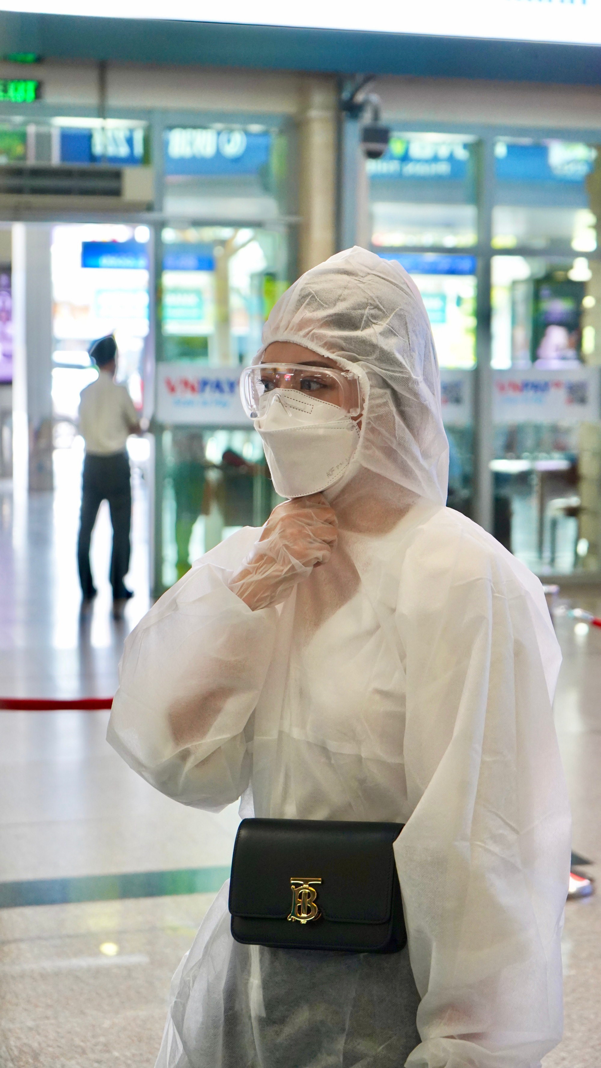 Chi Pu gây chú ý khi mặc đồ bảo hộ kín mít tại sân bay - Ảnh 2.