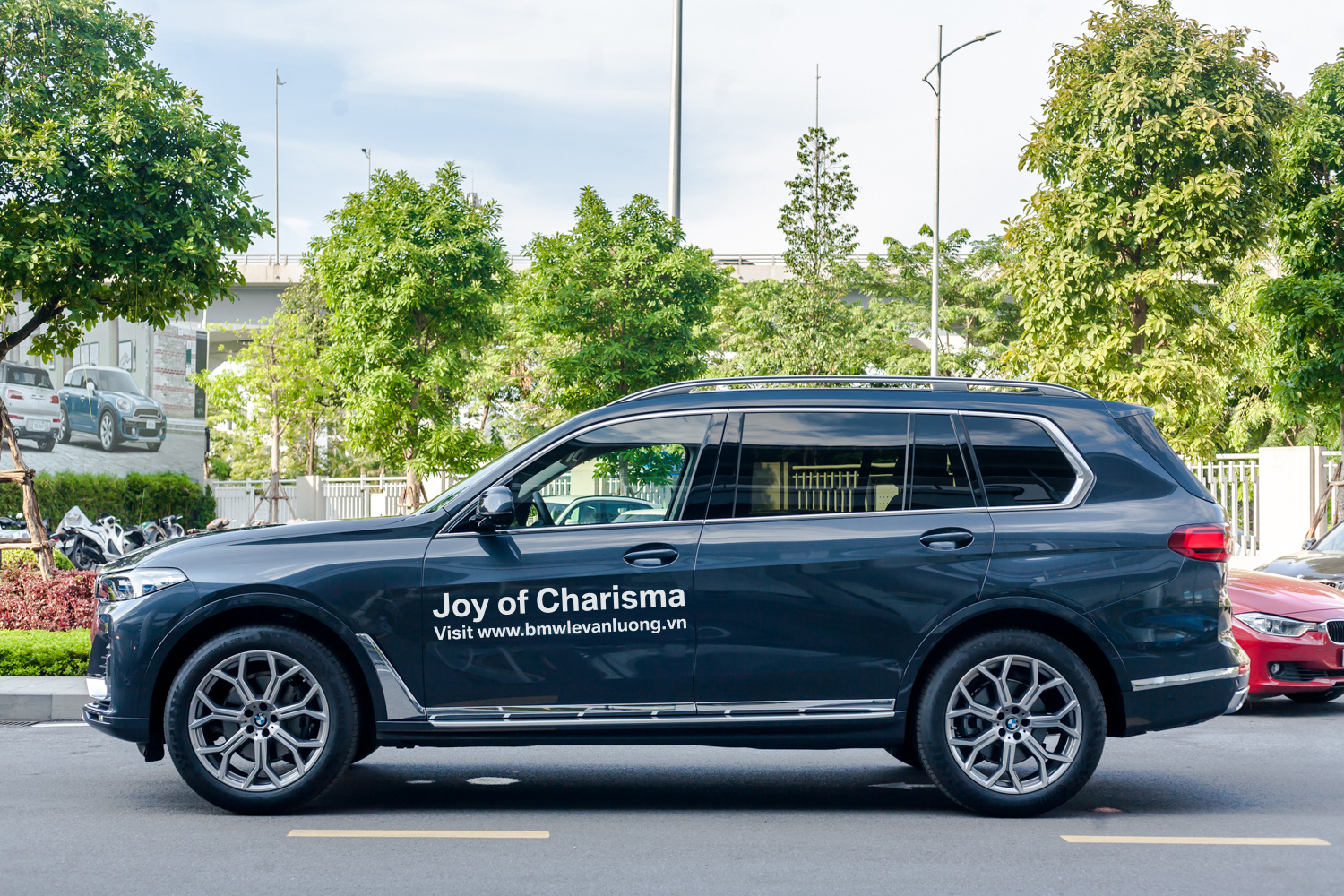 BMW X7 giảm giá kỷ lục 350 triệu đồng trong cuộc đua khốc liệt với Mercedes-Benz GLS tại Việt Nam - Ảnh 3. BMW X7 giảm giá kỷ lục 350 triệu đồng trong cuộc đua khốc liệt với Mercedes-Benz GLS tại Việt Nam - Ảnh 3.