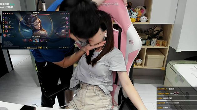 Đang livestream trên sóng, cô nàng streamer xinh đẹp bất ngờ bị bạn trai lao vào cưỡng hôn, tỏ ra khó chịu ngay sau đó - Ảnh 2.