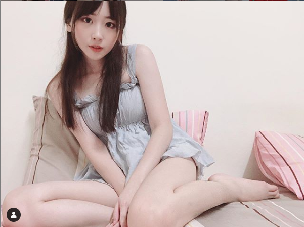 Đang livestream trên sóng, cô nàng streamer xinh đẹp bất ngờ bị bạn trai lao vào cưỡng hôn, tỏ ra khó chịu ngay sau đó - Ảnh 9.