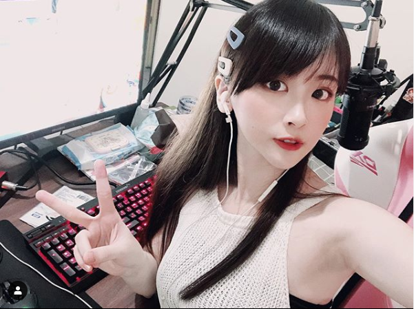 Đang livestream trên sóng, cô nàng streamer xinh đẹp bất ngờ bị bạn trai lao vào cưỡng hôn, tỏ ra khó chịu ngay sau đó - Ảnh 11.