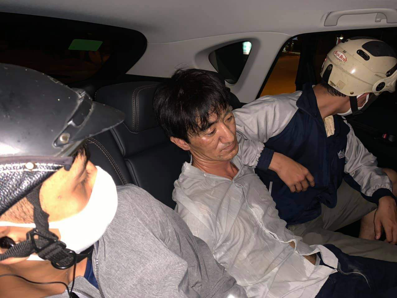 Đang nhận 1 kg ma túy đá, 2 đối tượng bị công an bắt giữ - Ảnh 1. Đang nhận 1 kg ma túy đá, 2 đối tượng bị công an bắt giữ - Ảnh 1.