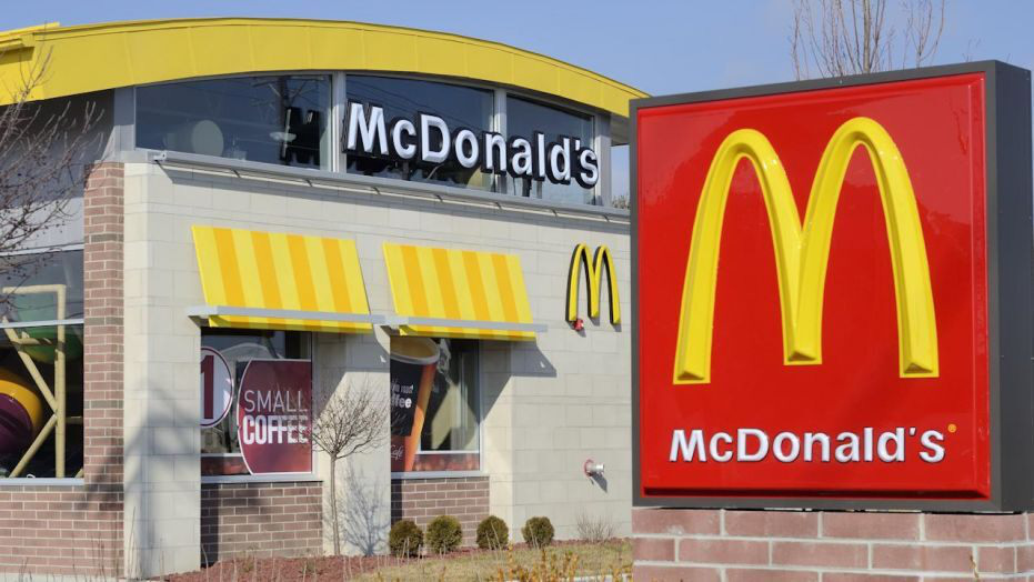 McDonald’s lại khiến cả thế giới thán phục khi thay avatar hưởng ứng lời kêu gọi chống dịch Covid-19, biết được ý nghĩa đằng sau mới bất ngờ - Ảnh 5. McDonald’s lại khiến cả thế giới thán phục khi thay avatar hưởng ứng lời kêu gọi chống dịch Covid-19, biết được ý nghĩa đằng sau mới bất ngờ - Ảnh 5.