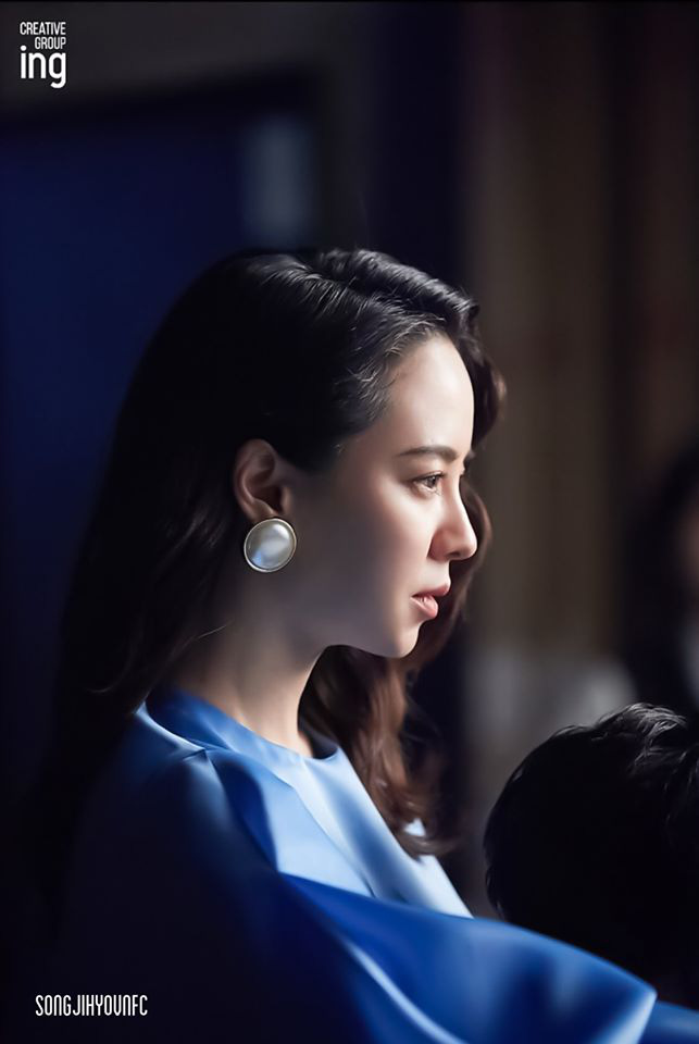 Không còn trẻ trung như xưa nhưng loạt ảnh hậu trường mới của Song Ji Hyo vẫn khiến cô được tung hô nhờ điều này - Ảnh 4. Không còn trẻ trung như xưa nhưng loạt ảnh hậu trường mới của Song Ji Hyo vẫn khiến cô được tung hô nhờ điều này - Ảnh 4.