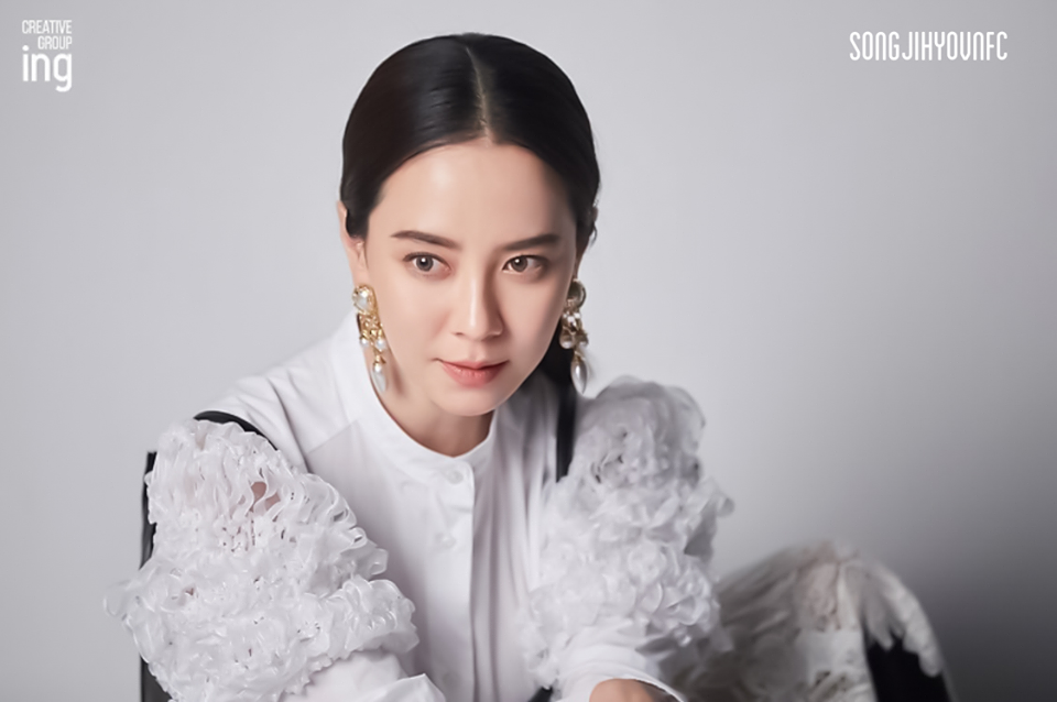 Không còn trẻ trung như xưa nhưng loạt ảnh hậu trường mới của Song Ji Hyo vẫn khiến cô được tung hô nhờ điều này - Ảnh 2. Không còn trẻ trung như xưa nhưng loạt ảnh hậu trường mới của Song Ji Hyo vẫn khiến cô được tung hô nhờ điều này - Ảnh 2.