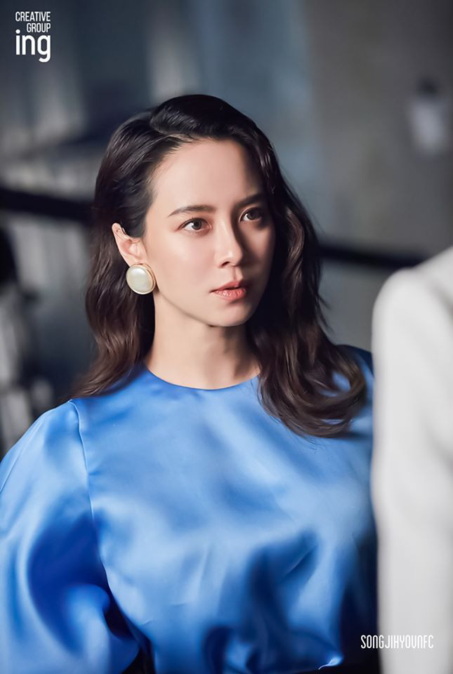 Không còn trẻ trung như xưa nhưng loạt ảnh hậu trường mới của Song Ji Hyo vẫn khiến cô được tung hô nhờ điều này - Ảnh 6. Không còn trẻ trung như xưa nhưng loạt ảnh hậu trường mới của Song Ji Hyo vẫn khiến cô được tung hô nhờ điều này - Ảnh 6.