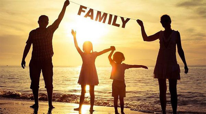 Hạnh phúc gia đình là niềm mong ước của tất cả chúng ta. Đó là niềm tin, sự ủng hộ và tình yêu thương vô điều kiện giữa các thành viên gia đình. Hãy cùng chiêm ngưỡng và tận hưởng những khoảnh khắc đầy ý nghĩa của gia đình qua hình ảnh hạnh phúc đầy cảm xúc này.