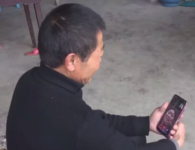 Con trai mất trí đi lạc 30 năm bất ngờ tìm được mẹ già 88 tuổi nhờ xem bản tin Covid-19 - Ảnh 2. Con trai mất trí đi lạc 30 năm bất ngờ tìm được mẹ già 88 tuổi nhờ xem bản tin Covid-19 - Ảnh 2.