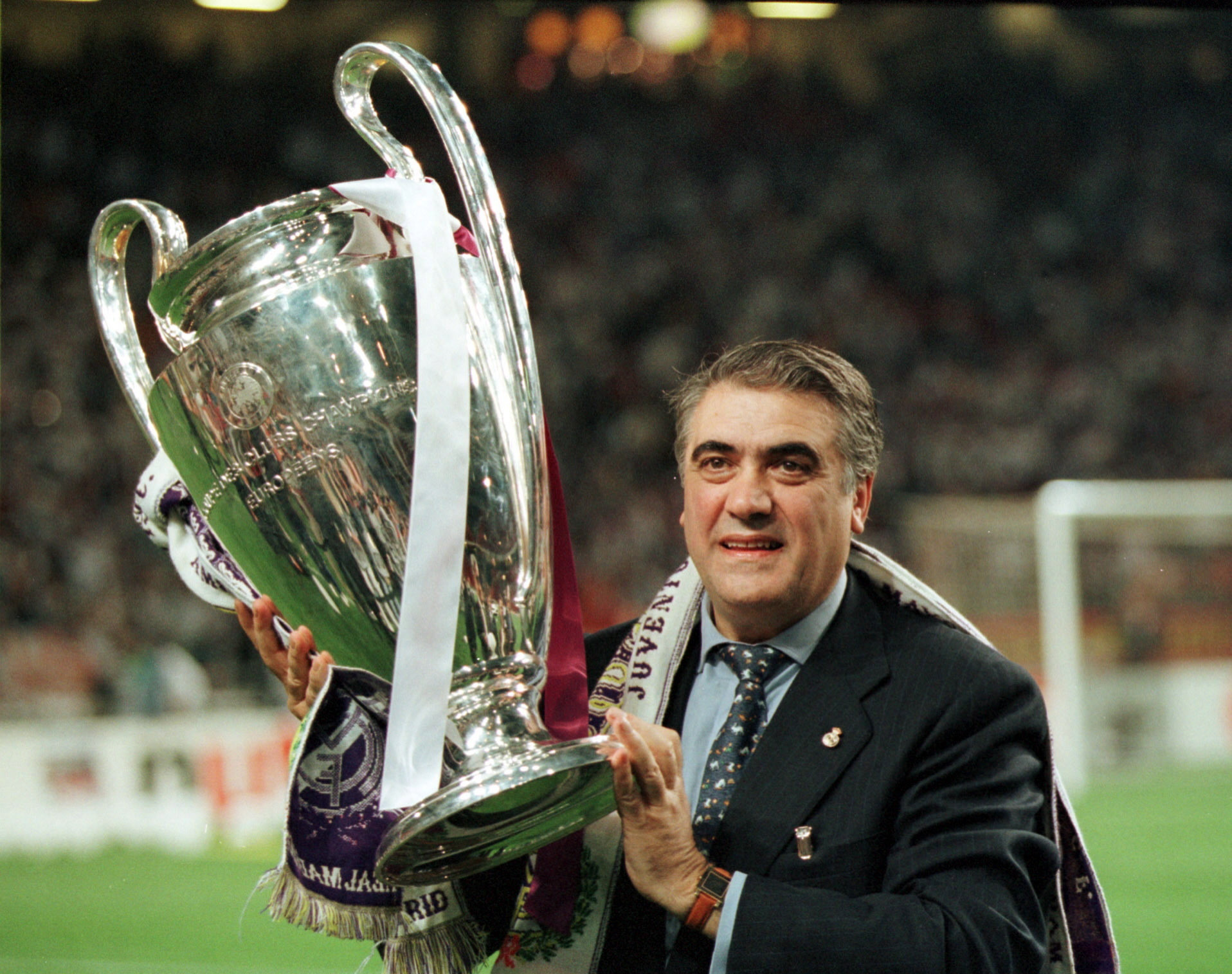 Cựu chủ tịch Real Madrid qua đời sau khi nhiễm Covid-19 - Ảnh 1.