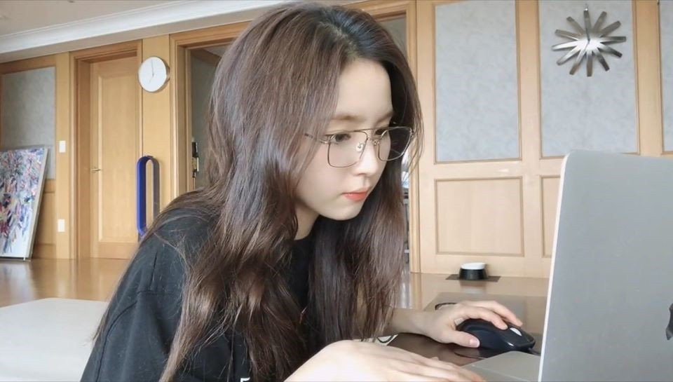 Tạm dừng diễn xuất chuyển sang làm vlog, cô nàng Youtuber khiến fan trầm trồ vì quá xinh và nghĩa cử cao đẹp - Ảnh 2. Tạm dừng diễn xuất chuyển sang làm vlog, cô nàng Youtuber khiến fan trầm trồ vì quá xinh và nghĩa cử cao đẹp - Ảnh 2.