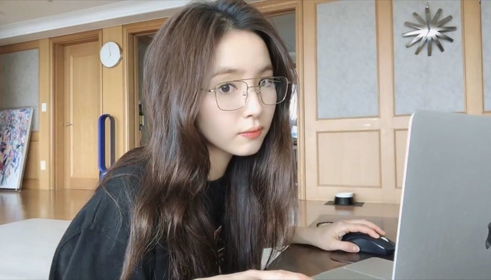 Tạm dừng diễn xuất chuyển sang làm vlog, cô nàng Youtuber khiến fan trầm trồ vì quá xinh và nghĩa cử cao đẹp - Ảnh 3. Tạm dừng diễn xuất chuyển sang làm vlog, cô nàng Youtuber khiến fan trầm trồ vì quá xinh và nghĩa cử cao đẹp - Ảnh 3.