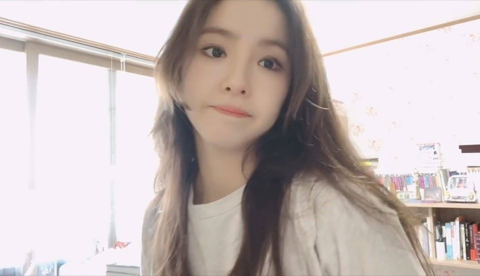 Tạm dừng diễn xuất chuyển sang làm vlog, cô nàng Youtuber khiến fan trầm trồ vì quá xinh và nghĩa cử cao đẹp - Ảnh 5. Tạm dừng diễn xuất chuyển sang làm vlog, cô nàng Youtuber khiến fan trầm trồ vì quá xinh và nghĩa cử cao đẹp - Ảnh 5.