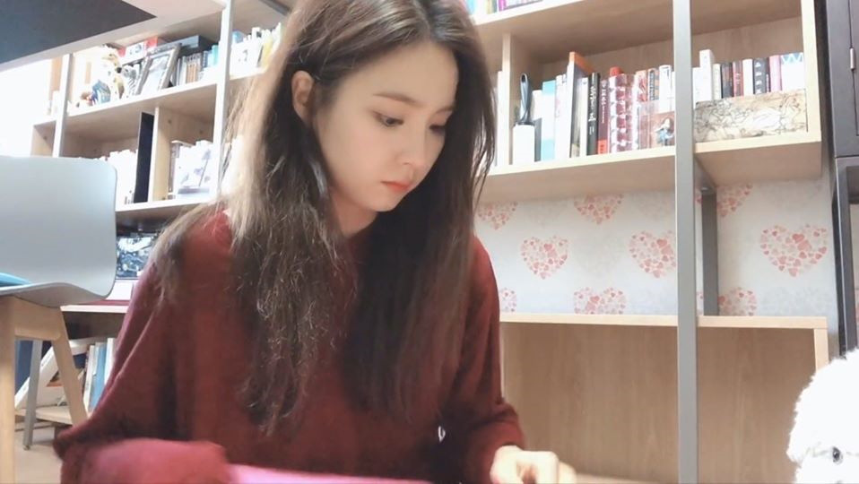 Tạm dừng diễn xuất chuyển sang làm vlog, cô nàng Youtuber khiến fan trầm trồ vì quá xinh và nghĩa cử cao đẹp - Ảnh 12. Tạm dừng diễn xuất chuyển sang làm vlog, cô nàng Youtuber khiến fan trầm trồ vì quá xinh và nghĩa cử cao đẹp - Ảnh 12.