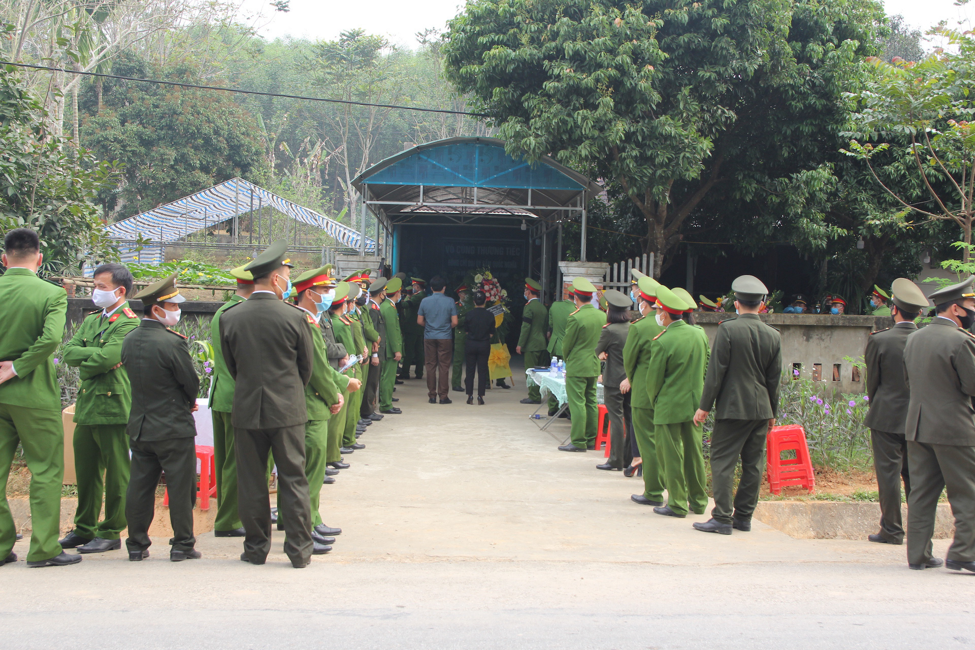 Người thân đau đớn, bật khóc nức nở trước sự hi sinh của Thượng úy công an khi đang vây bắt tội phạm - Ảnh 1.