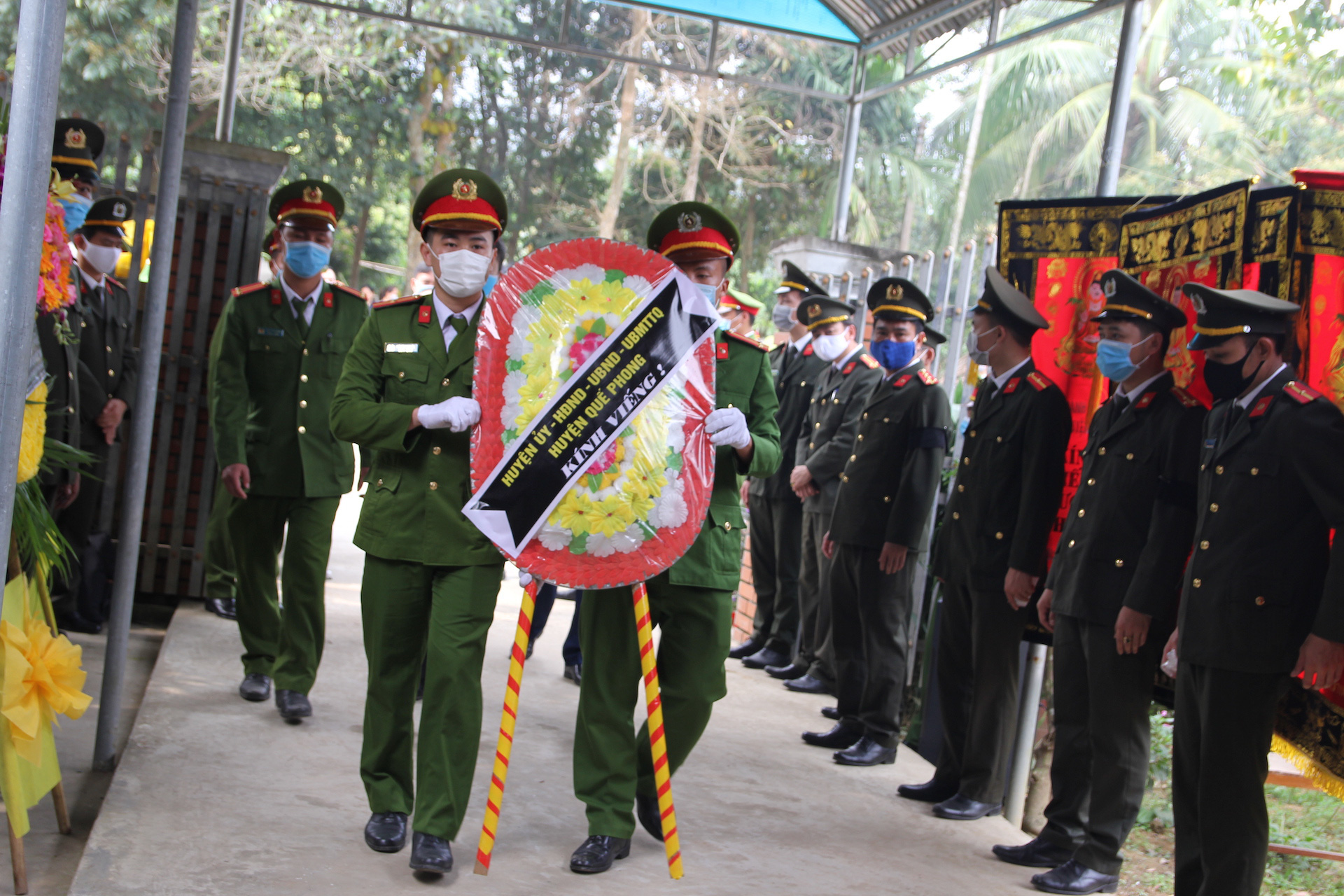 Người thân đau đớn, bật khóc nức nở trước sự hi sinh của Thượng úy công an khi đang vây bắt tội phạm - Ảnh 2.