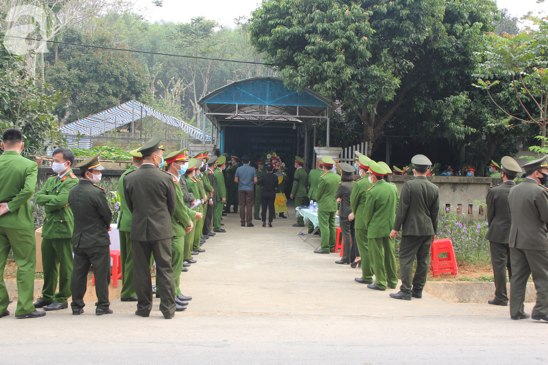 Đẫm nước mắt đám tang Thượng  công an hi sinh khi truy bắt tội phạm ma túy - Ảnh 1.