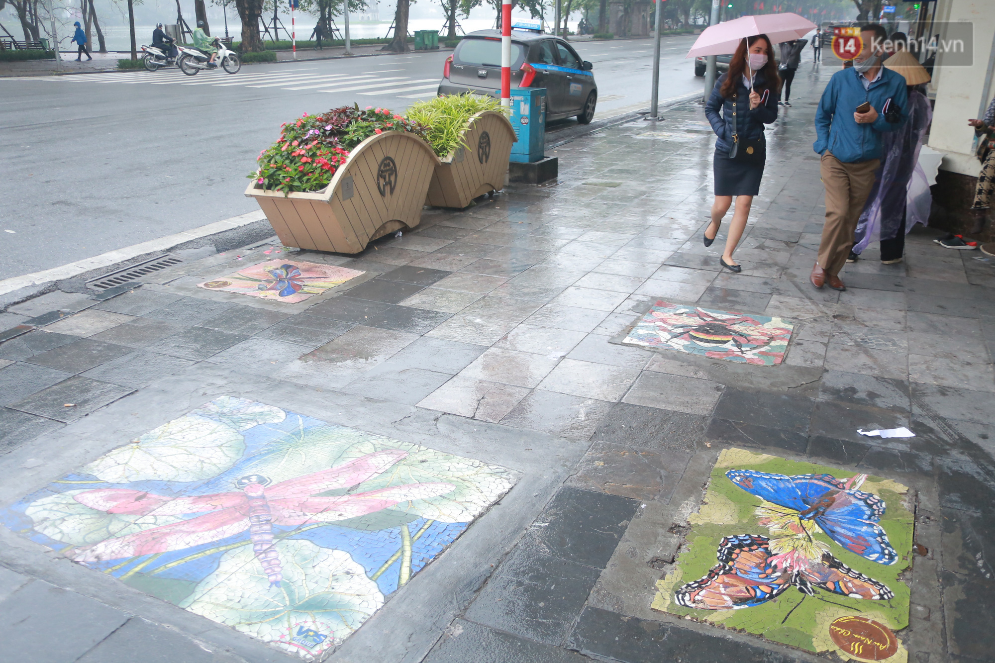 Ảnh: Nắp cống, hố ga “vô tri, vô giác” tại phố đi bộ Hà Nội biến thành tác phẩm nghệ thuật đẹp như tranh vẽ - Ảnh 4.