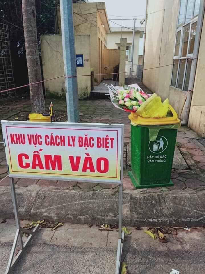 Nam thanh niên ném hoa bác sĩ tặng vào thùng rác ngay sau khi rời khỏi khu cách ly đã gọi điện xin lỗi - Ảnh 1. Nam thanh niên ném hoa bác sĩ tặng vào thùng rác ngay sau khi rời khỏi khu cách ly đã gọi điện xin lỗi - Ảnh 1.