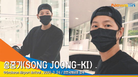Song Joong Ki chính thức lộ diện tại sân bay, cùng ekip 100 người cách ly 2 tuần sau khi từ Nam Mỹ về vì đại dịch - Ảnh 2.