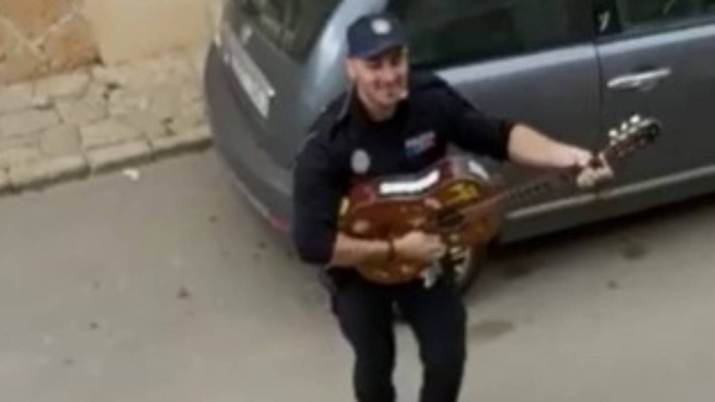 Khoảnh khắc hạnh phúc giữa lúc buồn chán: Anh cảnh sát chơi guitar hát cho cả phố nghe, xua đi bầu không khí u ám vì Covid-19 - Ảnh 3.
