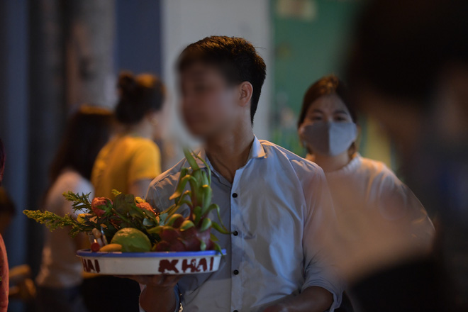 Ảnh: Hàng trăm người Hà Nội vẫn kéo về Phủ Tây Hồ cúng bái ngày đầu tháng, bất chấp lệnh cấm vì dịch Covid-19 - Ảnh 4. Ảnh: Hàng trăm người Hà Nội vẫn kéo về Phủ Tây Hồ cúng bái ngày đầu tháng, bất chấp lệnh cấm vì dịch Covid-19 - Ảnh 4.