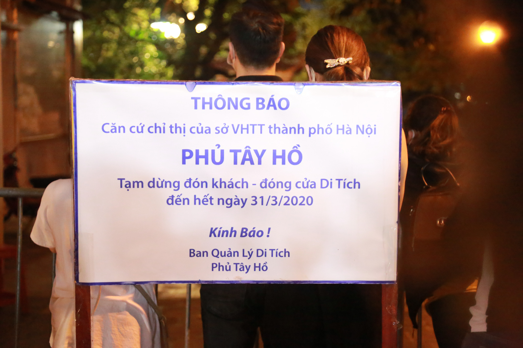 Ảnh: Hàng trăm người Hà Nội vẫn kéo về Phủ Tây Hồ cúng bái ngày đầu tháng, bất chấp lệnh cấm vì dịch Covid-19 - Ảnh 1. Ảnh: Hàng trăm người Hà Nội vẫn kéo về Phủ Tây Hồ cúng bái ngày đầu tháng, bất chấp lệnh cấm vì dịch Covid-19 - Ảnh 1.