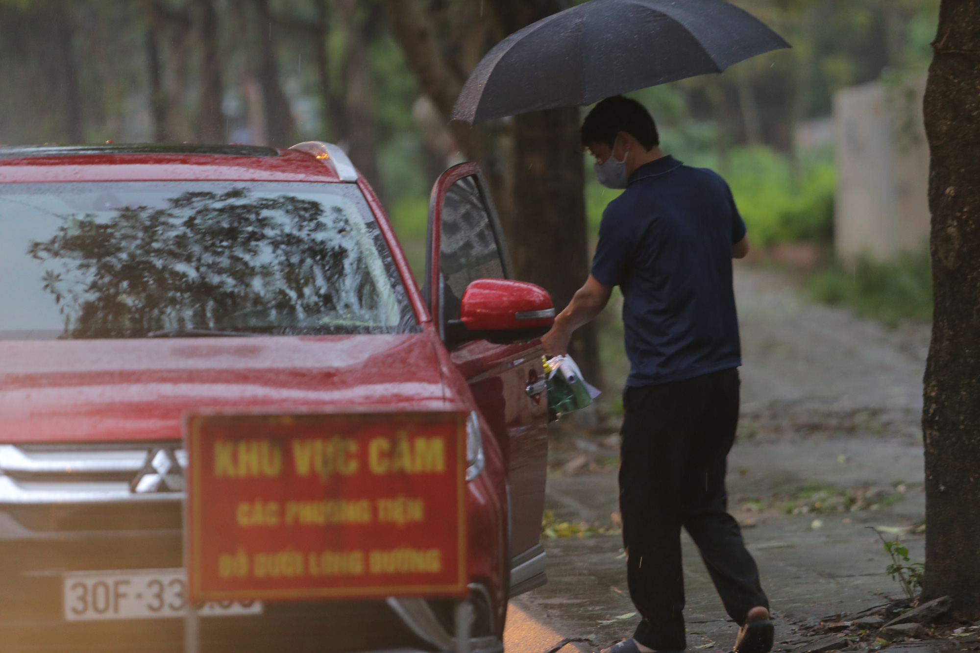 Quá giờ kí gửi đồ, nhiều người vẫn đội mưa nán lại chờ gửi đồ tiếp tế cho người thân ở khu cách ly Pháp Vân- Tứ Hiệp - Ảnh 10.