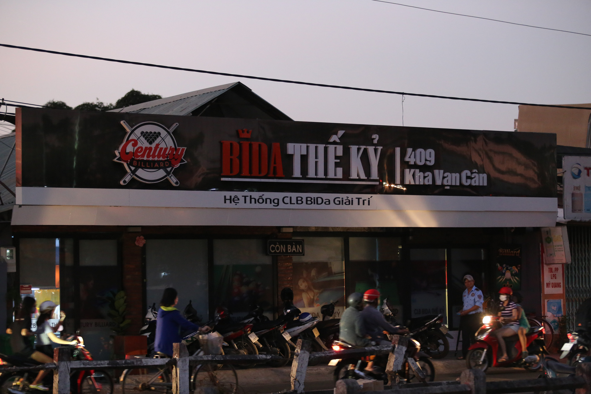 Nhà hàng, phòng gym, salon tóc, quán nhậu,... ở Sài Gòn đồng loạt đóng cửa theo chỉ thị để phòng dịch Covid-19 - Ảnh 9. Nhà hàng, phòng gym, salon tóc, quán nhậu,... ở Sài Gòn đồng loạt đóng cửa theo chỉ thị để phòng dịch Covid-19 - Ảnh 9.