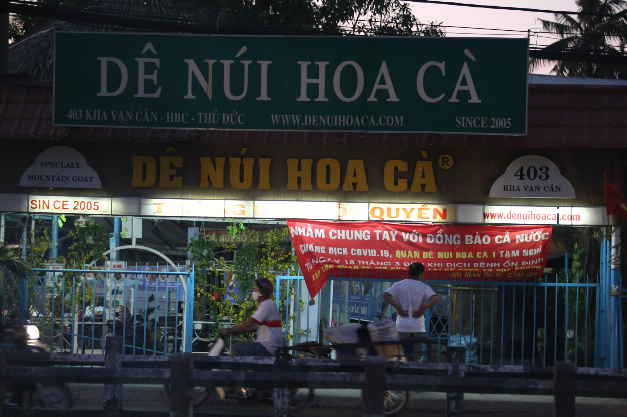 Nhà hàng, phòng gym, salon tóc, quán nhậu,... ở Sài Gòn đồng loạt đóng cửa theo chỉ thị để phòng dịch Covid-19 - Ảnh 11. Nhà hàng, phòng gym, salon tóc, quán nhậu,... ở Sài Gòn đồng loạt đóng cửa theo chỉ thị để phòng dịch Covid-19 - Ảnh 11.