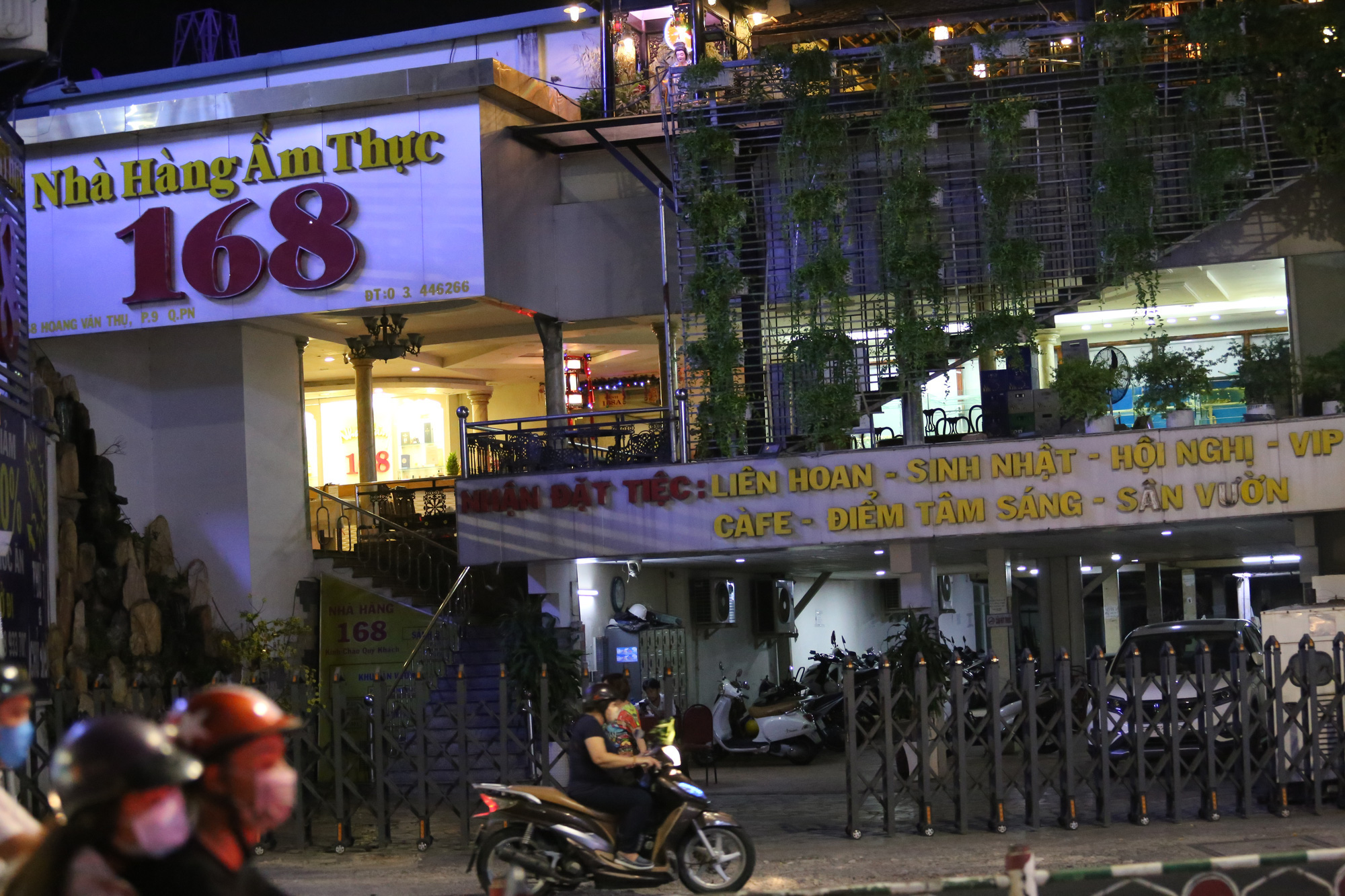 Nhà hàng, phòng gym, salon tóc, quán nhậu,... ở Sài Gòn đồng loạt đóng cửa theo chỉ thị để phòng dịch Covid-19 - Ảnh 10. Nhà hàng, phòng gym, salon tóc, quán nhậu,... ở Sài Gòn đồng loạt đóng cửa theo chỉ thị để phòng dịch Covid-19 - Ảnh 10.