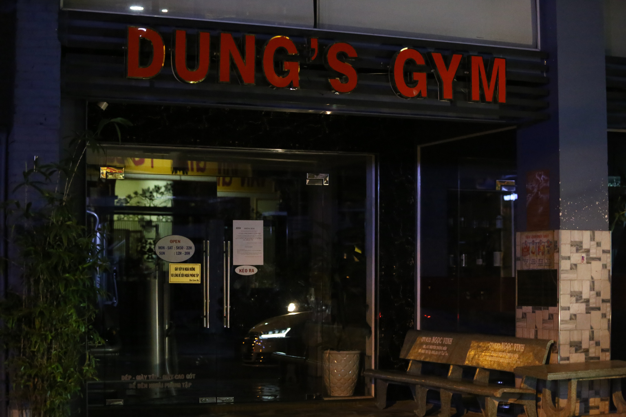 Nhà hàng, phòng gym, salon tóc, quán nhậu,... ở Sài Gòn đồng loạt đóng cửa theo chỉ thị để phòng dịch Covid-19 - Ảnh 1. Nhà hàng, phòng gym, salon tóc, quán nhậu,... ở Sài Gòn đồng loạt đóng cửa theo chỉ thị để phòng dịch Covid-19 - Ảnh 1.