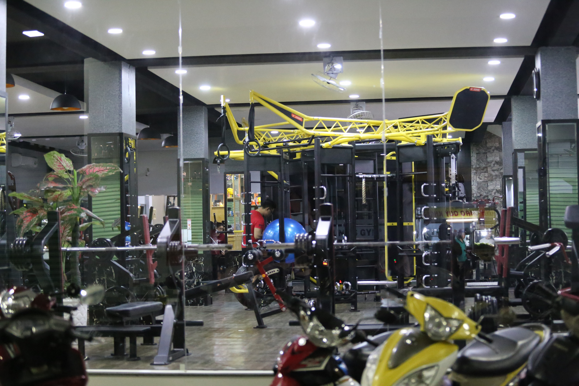 Nhà hàng, phòng gym, salon tóc, quán nhậu,... ở Sài Gòn đồng loạt đóng cửa theo chỉ thị để phòng dịch Covid-19 - Ảnh 3. Nhà hàng, phòng gym, salon tóc, quán nhậu,... ở Sài Gòn đồng loạt đóng cửa theo chỉ thị để phòng dịch Covid-19 - Ảnh 3.