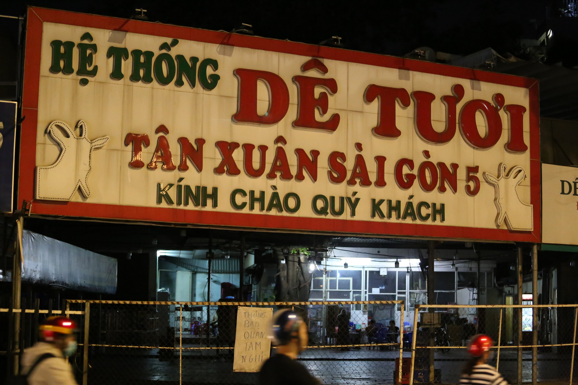 Nhà hàng, phòng gym, salon tóc, quán nhậu,... ở Sài Gòn đồng loạt đóng cửa theo chỉ thị để phòng dịch Covid-19 - Ảnh 18. Nhà hàng, phòng gym, salon tóc, quán nhậu,... ở Sài Gòn đồng loạt đóng cửa theo chỉ thị để phòng dịch Covid-19 - Ảnh 18.