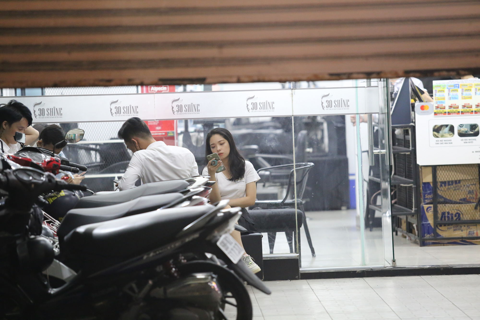 Nhà hàng, phòng gym, salon tóc, quán nhậu,... ở Sài Gòn đồng loạt đóng cửa theo chỉ thị để phòng dịch Covid-19 - Ảnh 6. Nhà hàng, phòng gym, salon tóc, quán nhậu,... ở Sài Gòn đồng loạt đóng cửa theo chỉ thị để phòng dịch Covid-19 - Ảnh 6.