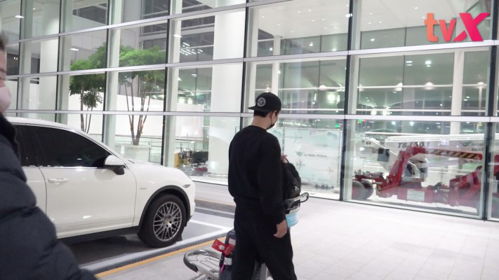 Song Joong Ki chính thức lộ diện tại sân bay, cùng ekip 100 người cách ly 2 tuần sau khi từ Nam Mỹ về vì đại dịch - Ảnh 4.