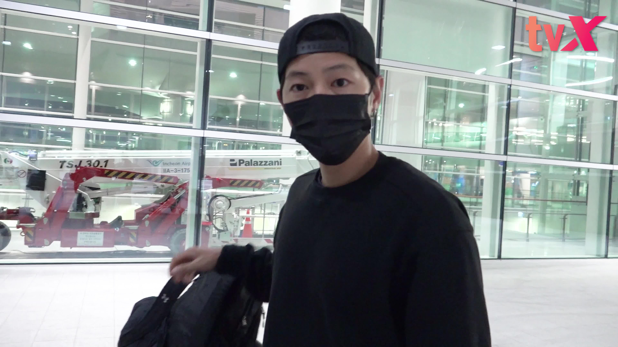 Song Joong Ki chính thức lộ diện tại sân bay, cùng ekip 100 người cách ly 2 tuần sau khi từ Nam Mỹ về vì đại dịch - Ảnh 5.