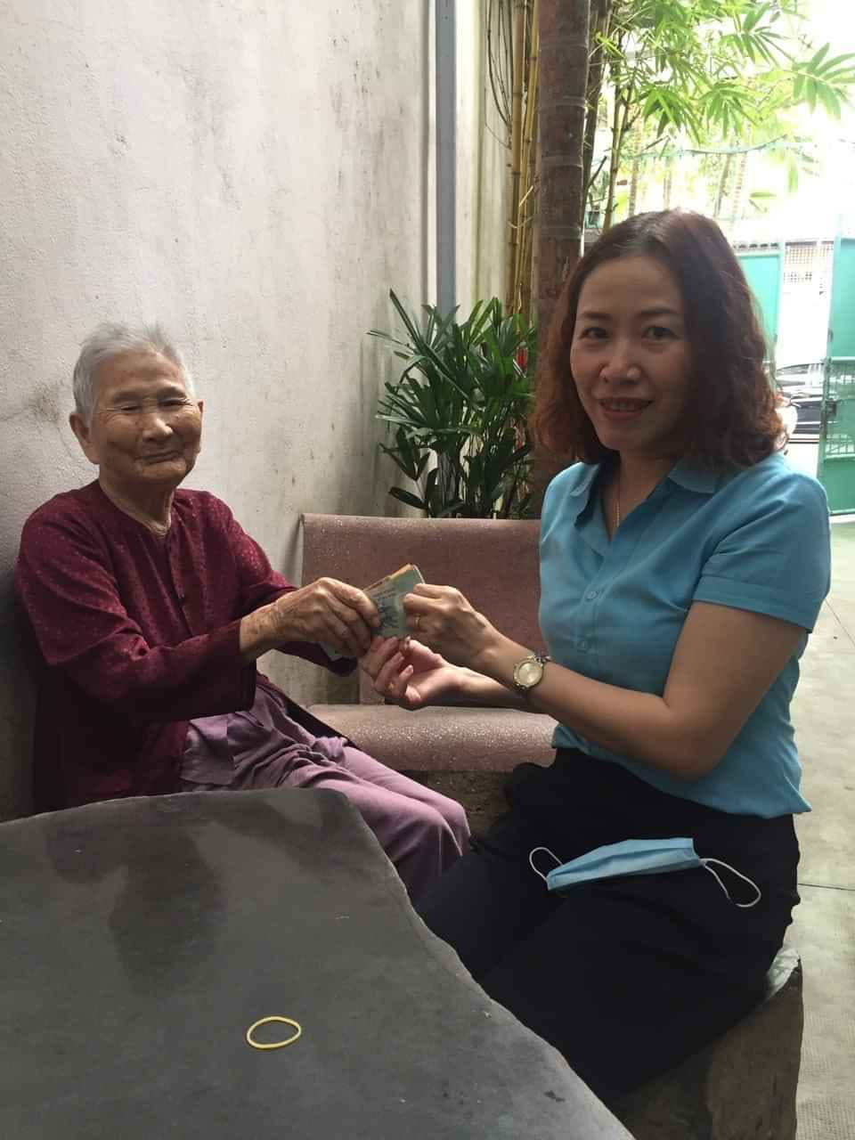 Mẹ Việt Nam anh hùng 91 tuổi ủng hộ 5 triệu đồng chống dịch Covid-19 - Ảnh 1.