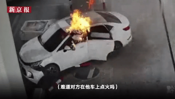 Chiếc xe &quot;điên&quot; tông thẳng vào trạm xăng, hình ảnh tài xế bốc lửa lao ra khỏi xe tháo chạy khiến ai cũng hoảng sợ - Ảnh 1.